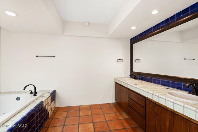 Building Photo - 6561 N Ave De Posada