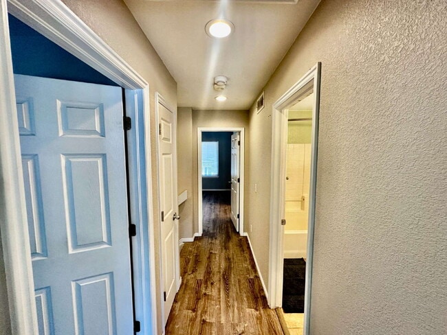 Building Photo - "Charming Centennial Retreat: Spacious 3-Bedroom Home with 2.5 Baths!