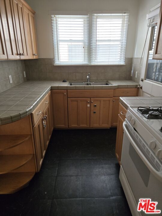 Building Photo - 1338 S Dunsmuir Ave