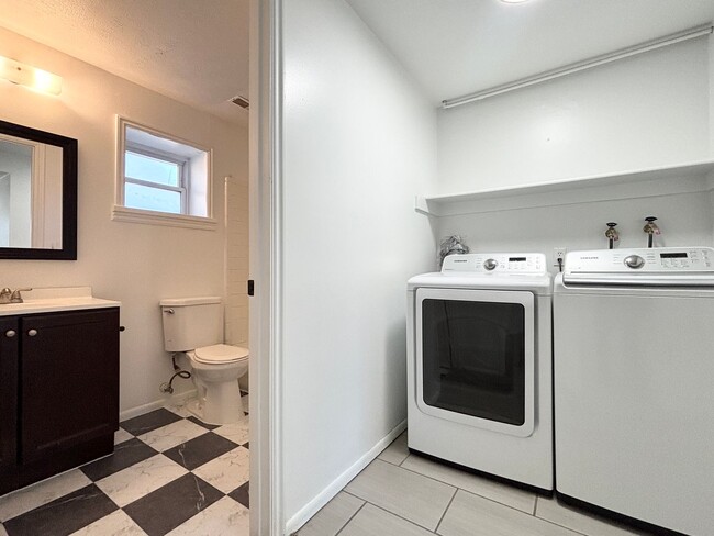 Building Photo - Awesome Remodel with 1 Car Garage!