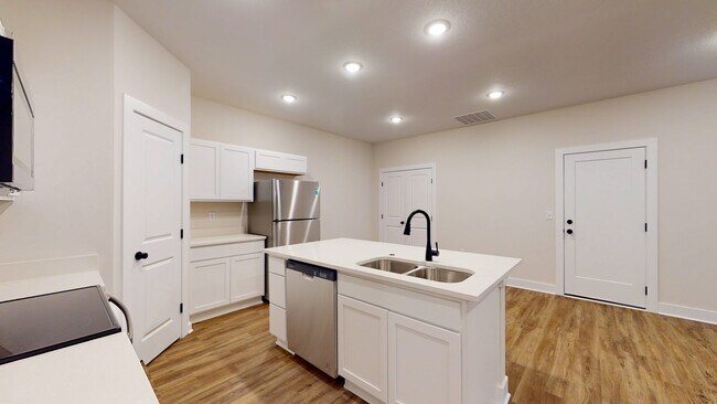 Primary Photo - 1119 N Broadview Ln