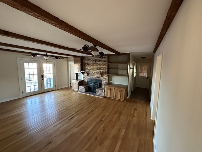 Building Photo - 598 N Trotman Rd