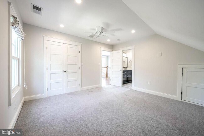 Building Photo - 2314 N Kenmore St