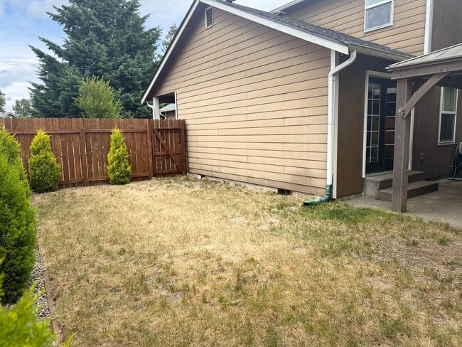 Building Photo - Beautifully Upgraded 3-Bedroom Home on a S...