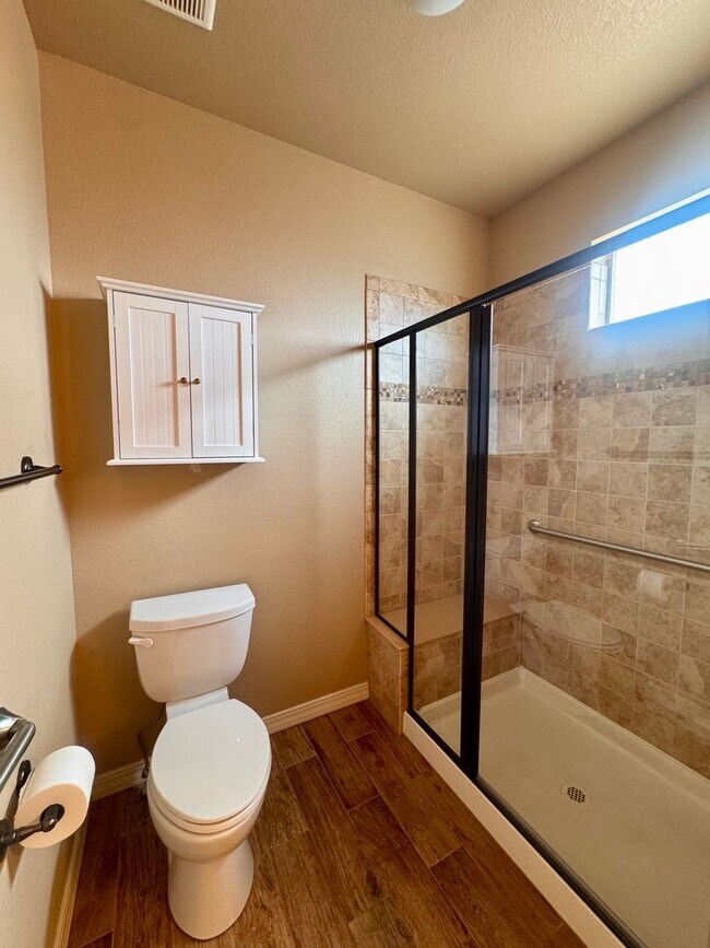 Building Photo - Gorgeous 4 Bedroom Townhome in Briargate