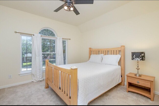 Building Photo - 9201 Royal Burgess Dr