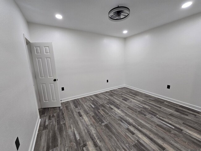 Building Photo - 2920 Sherwood St