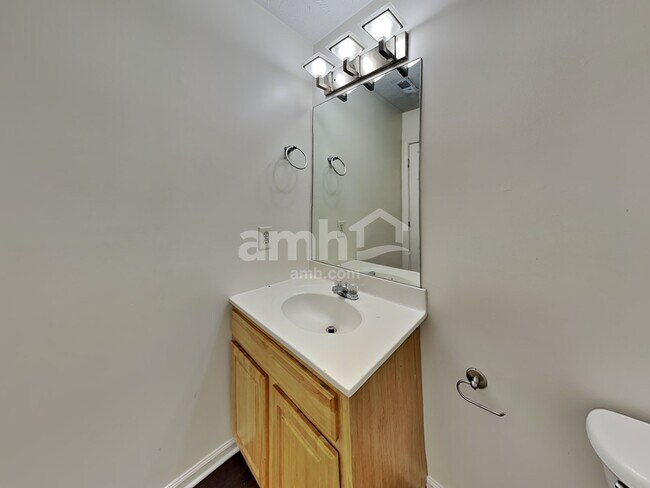 Building Photo - 2935 Greentree Dr