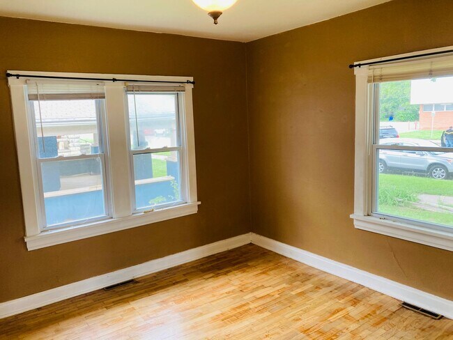 Building Photo - Charming Bungalow Near Downtown