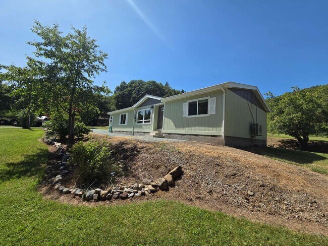 Building Photo - 3950 Shoestring Rd