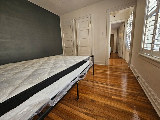 Building Photo - Cap Hill Beautiful 2 Bed Charming and Light Filled condo in the Blenheim