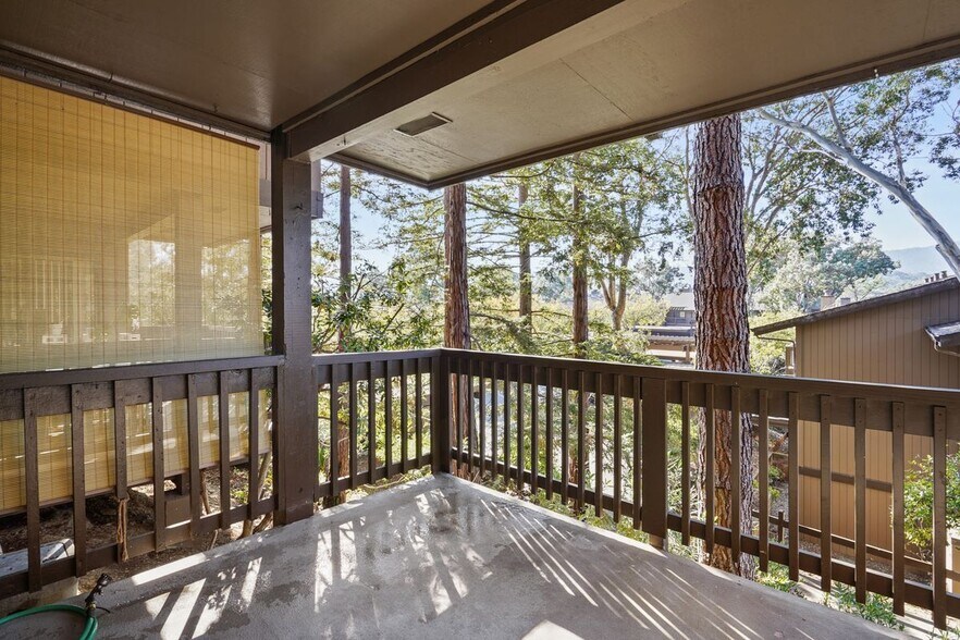 Building Photo - 3338 La Mesa Dr