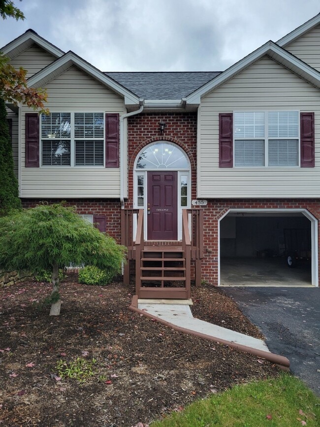 Building Photo - Lovely Home in Christiansburg