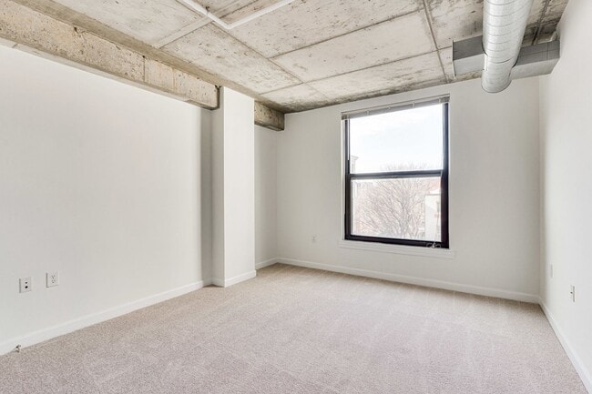 Building Photo - Modern 3 Bed 2 bath condo WITH 2 PARKING S...