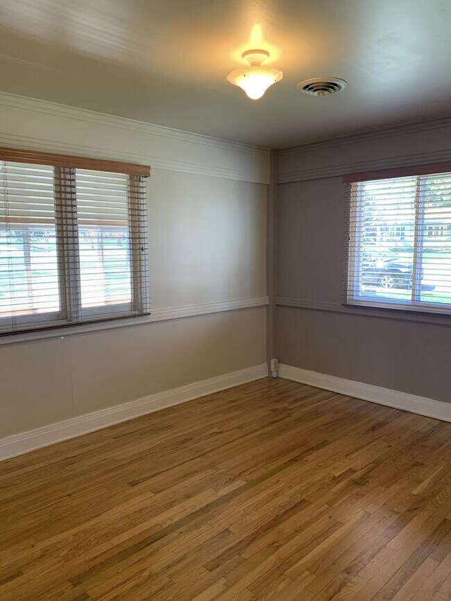 Building Photo - Evolve Real Estate: Available 6/6/2026! Quaint 3 Bedroom Ranch with Huge Yard in University Hills...