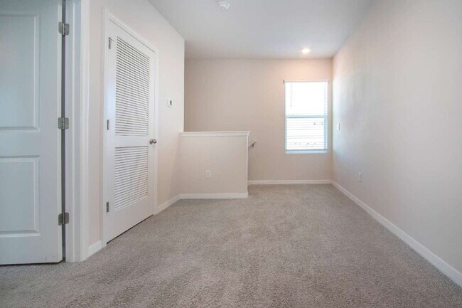 Building Photo - Spacious 5-Bed Retreat with Granite Elegance in Lakewood Ranch