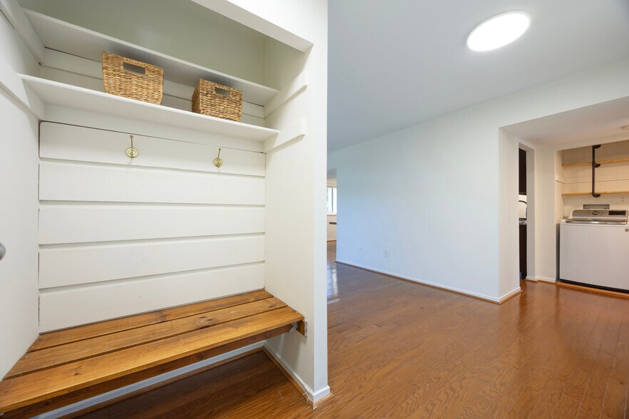 Building Photo - 1643 Parkcrest Cir