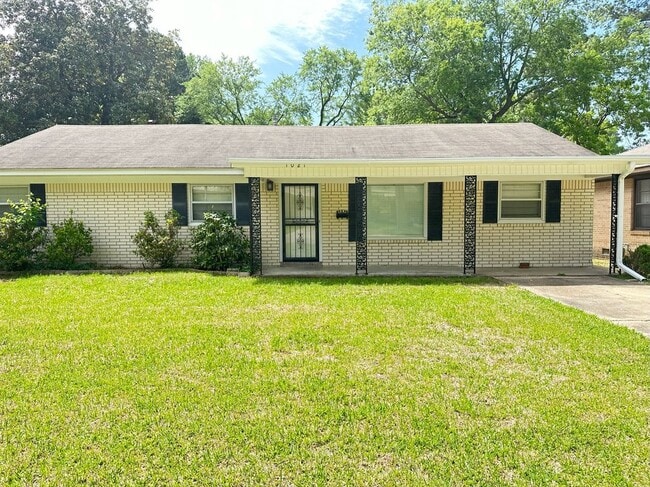 Building Photo - 1021 S Magnolia Dr