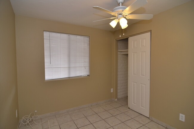 Building Photo - Spacious 4 Bedroom 2 Bath Home! Great South Tucson Location!