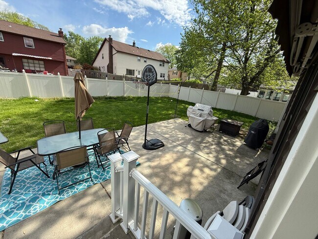 Building Photo - 1613 Mayflower Ln