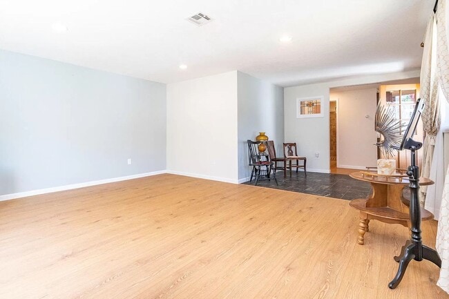 Building Photo - Centrally located one bedroom, one bath ho...