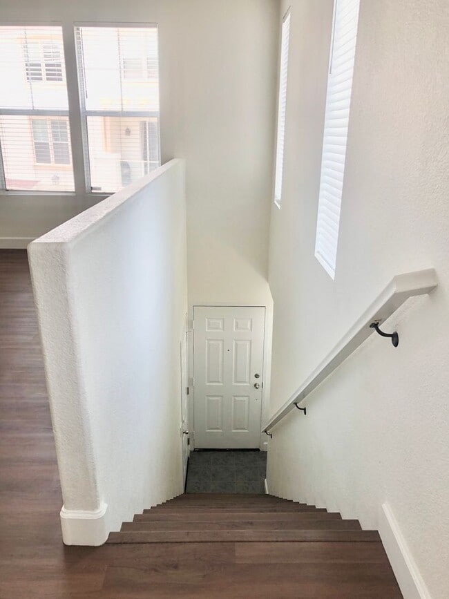 Building Photo - Beautifully Upgraded & Appointed End Condo...