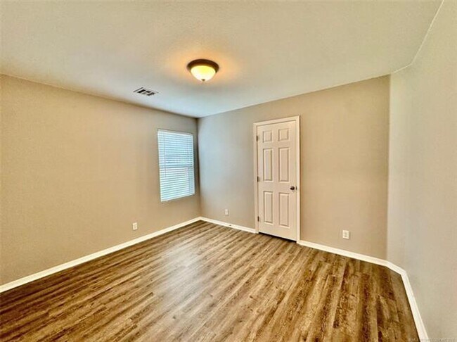 Building Photo - 4 bed/2 bath newer construction in prime location in Claremore!