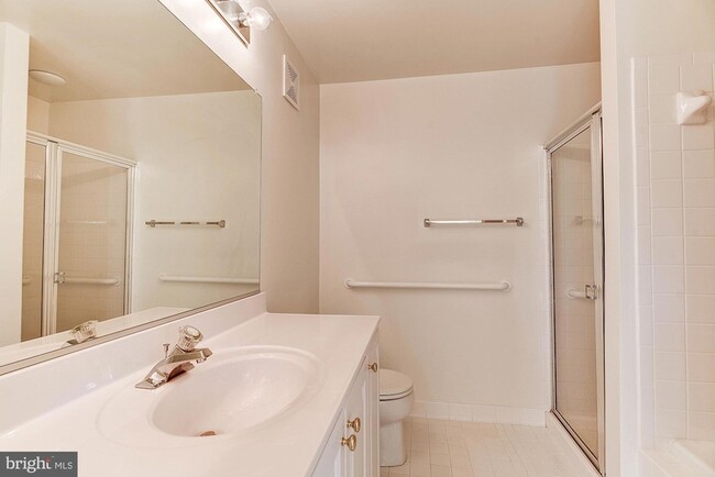 Building Photo - 10706 Symphony Way