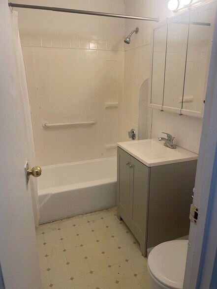 Building Photo - 70 Farmington Ave