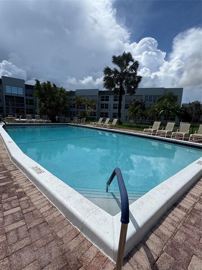 Building Photo - 6550 Royal Palm Blvd