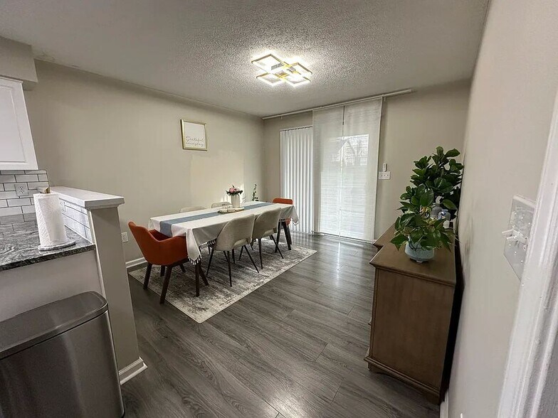 Building Photo - 2013 Mosley St