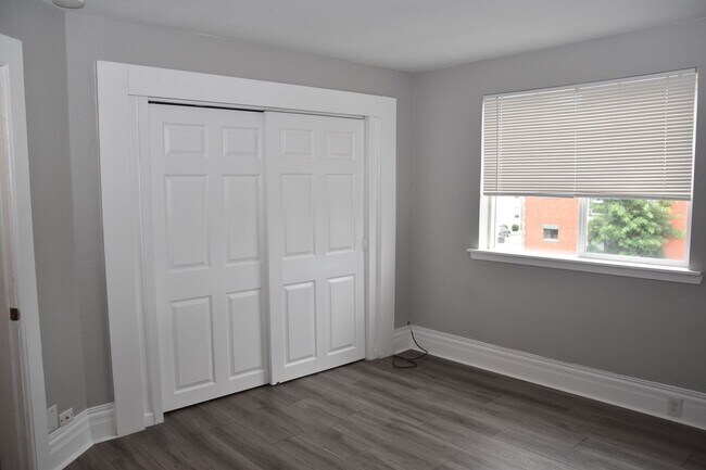 Building Photo - 906 S J St