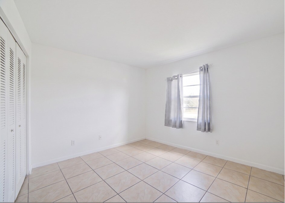 Building Photo - 2 E Las Palmas Way