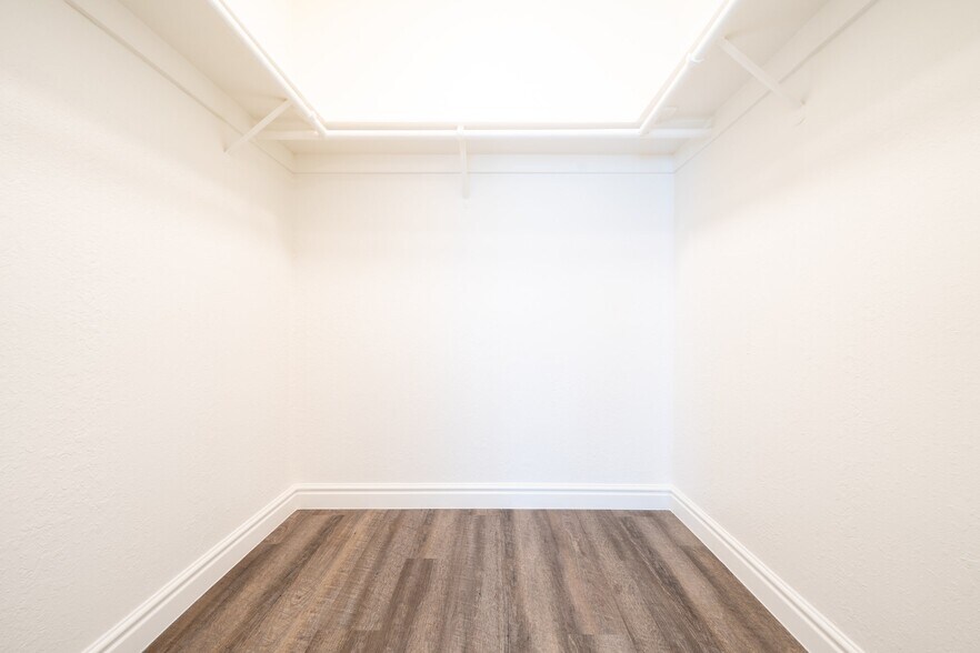 Building Photo - 1440 Oak Dr