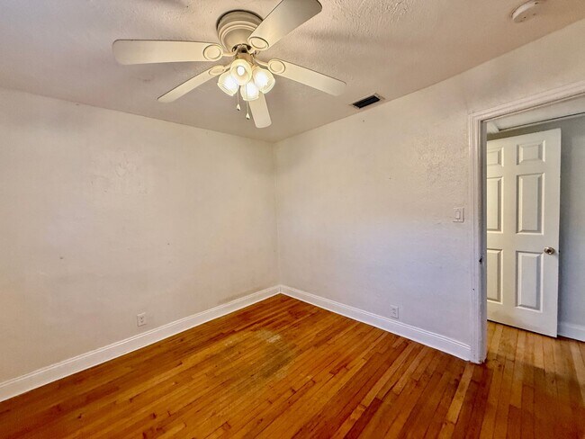 Building Photo - Euclid/Woodlawn Roommate Dream 4/3 home