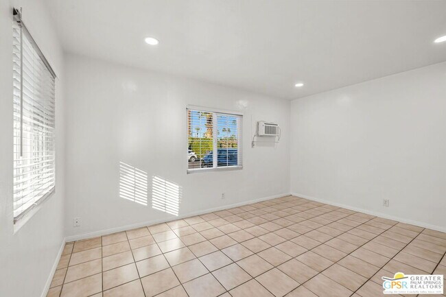 Building Photo - 1674 Vía Salida