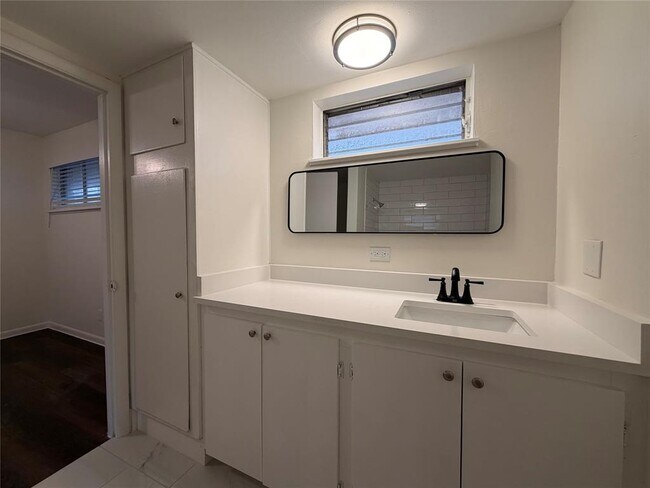 Building Photo - 3304 Red River St