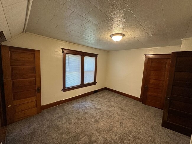 Building Photo - $1250 - 2 Bed 1 Bath Home