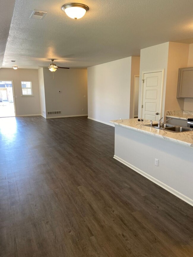 Building Photo - Pre-Leasing Now | Don't Miss Out! — Beautiful 4 Bed, 2 Bath Home in Oak Woods