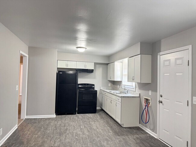 Building Photo - 2213 Glory Dr