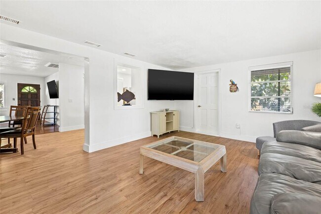 Building Photo - 104 N Cirus Ave