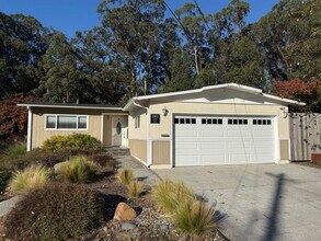 Building Photo - Spacious 4-Bed / 2-Bath Rancher near Linda Mar Beach