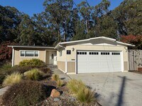 Building Photo - Spacious 4-Bed / 2-Bath Rancher near Linda Mar Beach