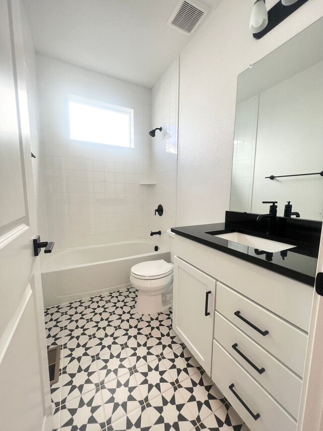 Building Photo - Brand New 5bd/4ba Located in the desirable Raindance neighborhood
