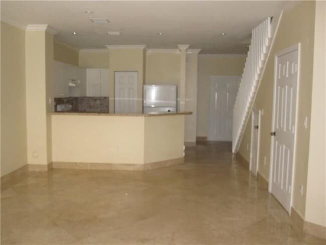 Building Photo - 571 Princess Dr