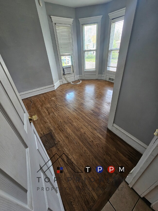 Building Photo - 3 Bedroom | 1.5 Bath Apartment in Cedar Fa...