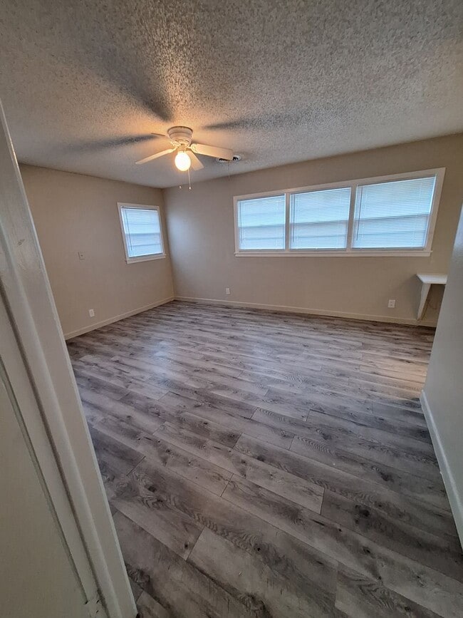 Building Photo - 3 bedroom, 2 bath