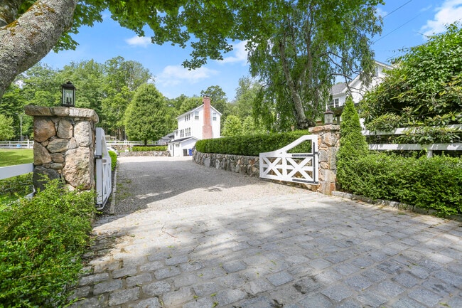 Building Photo - 141 W Norwalk Rd