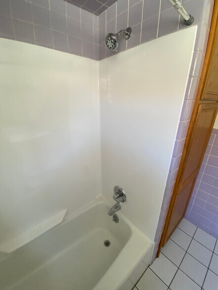 Building Photo - 589 Saratoga St
