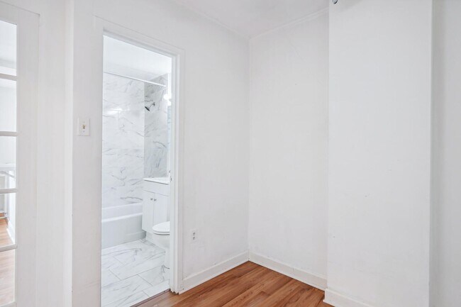 Building Photo - Charming & Bright Studio at River Place North